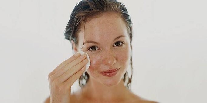 aplicando óleo na pele do rosto para rejuvenescimento