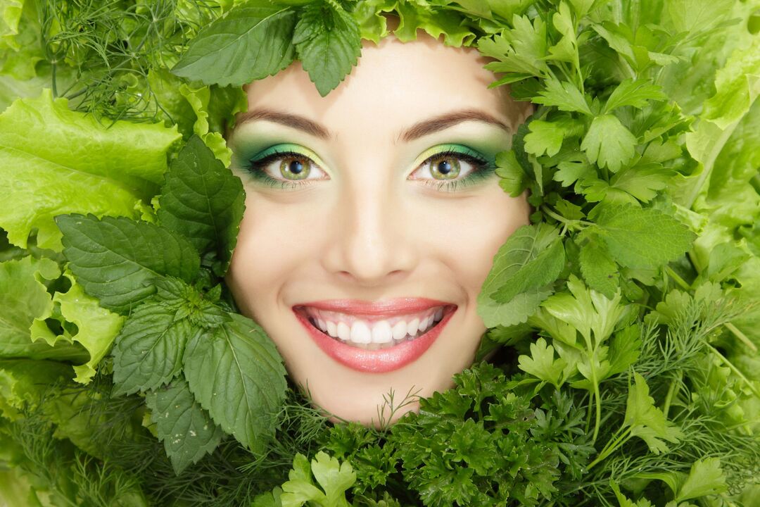 Pele facial jovem, saudável e bonita graças ao uso de ervas benéficas