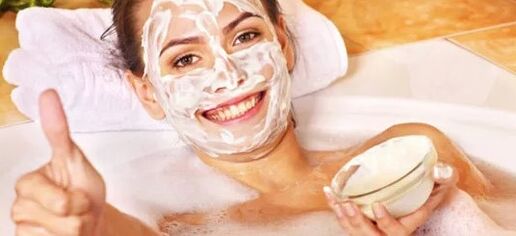 Máscaras faciais com creme de leite ou creme