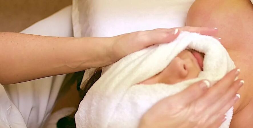 Técnica de massagem usando uma toalha
